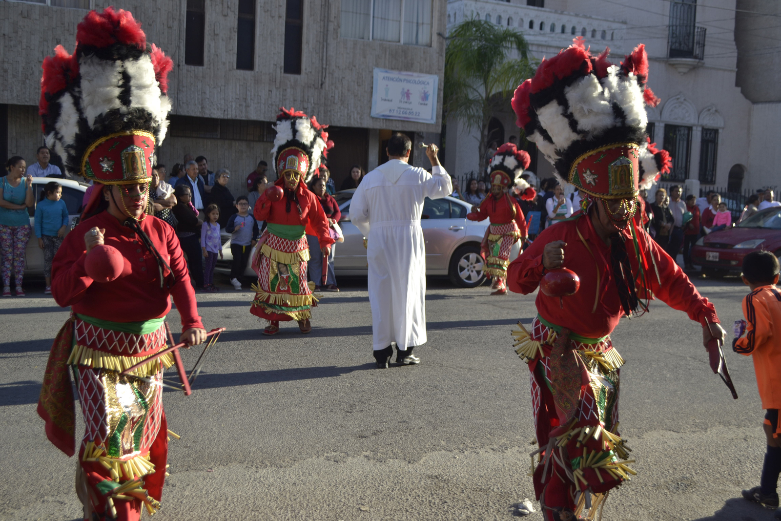 Tradición. Danzantes de Gómez Palacio reciben la tradicional bendición para iniciar con las peregrinaciones. (EL SIGLO DE TORREÓN)