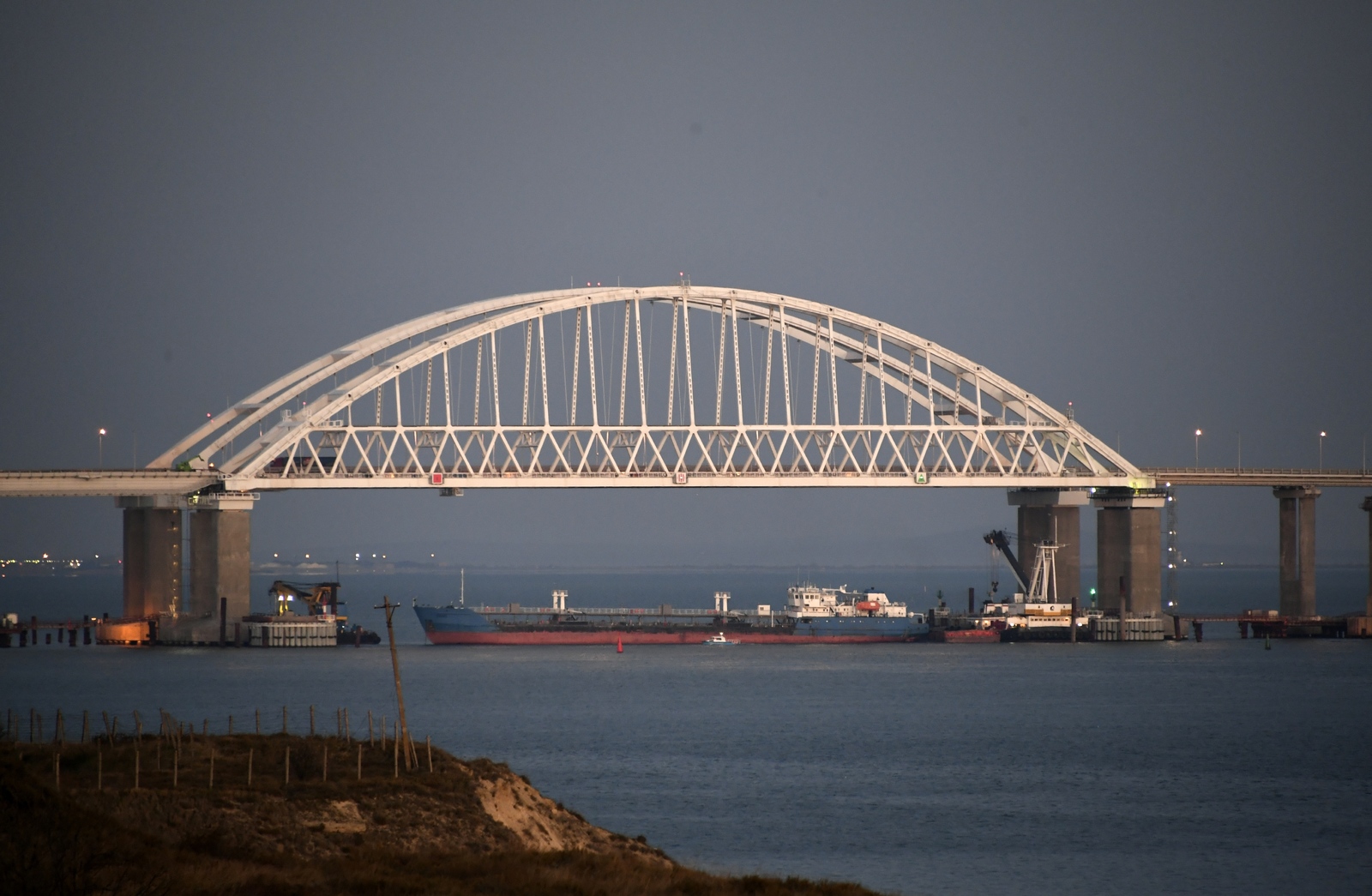 Bloqueo. Un barco de la guardia costera rusa chocó contra un remolcador de la marina ucraniana cerca de Crimea. (AP)
