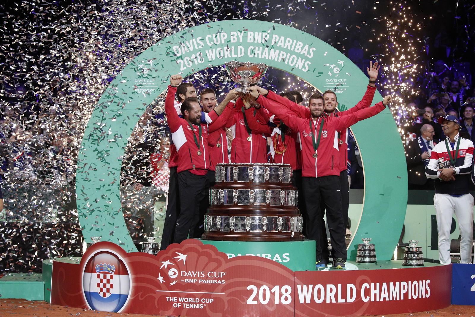 El capitán del equipo de Croacia, Zeljko Krajan (i) y el resto de los miembros del equipo levantan el trofeo después de ganar la final.