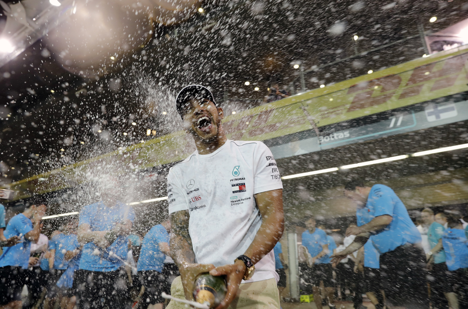 El piloto de Mercedes Lewis Hamilton rocía champaña luego de ganar el Gran Premio de Abu Dabi, en el circuito Yas Marin.