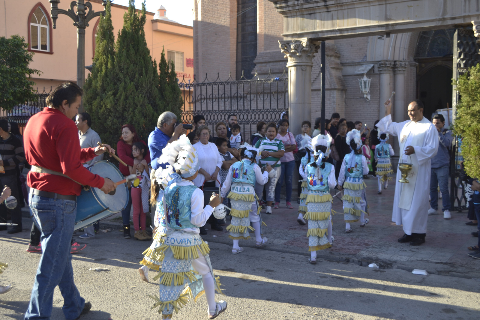 Tradición. Danzantes de Gómez Palacio peregrinan y reciben la tradicional bendición para iniciar con las peregrinaciones. (CLAUDIA LANDEROS)