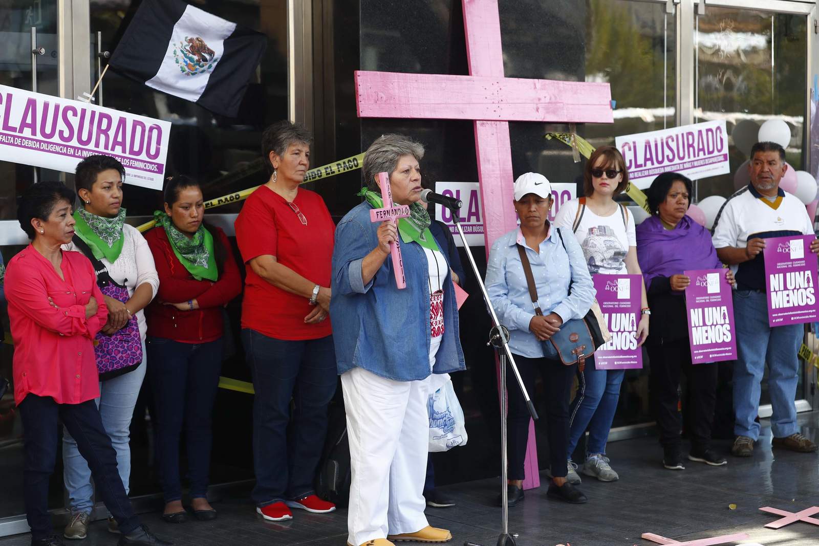 Decenas de madres de jóvenes asesinadas se manifestaron frente al edificio de la Procuraduría General de la República en la Ciudad de México, y clausuraron sus instalaciones de manera simbólica. (EL UNIVERSAL)