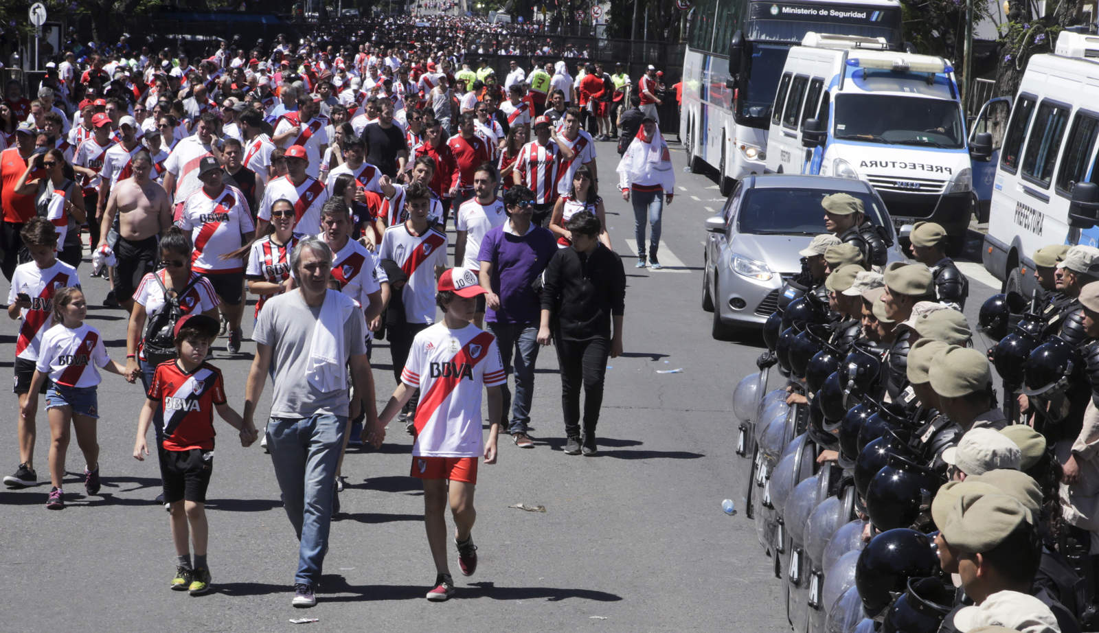 Aficionados abandonaban el estadio Monumental, de River Plate, ayer ante la mirada de la Policía.