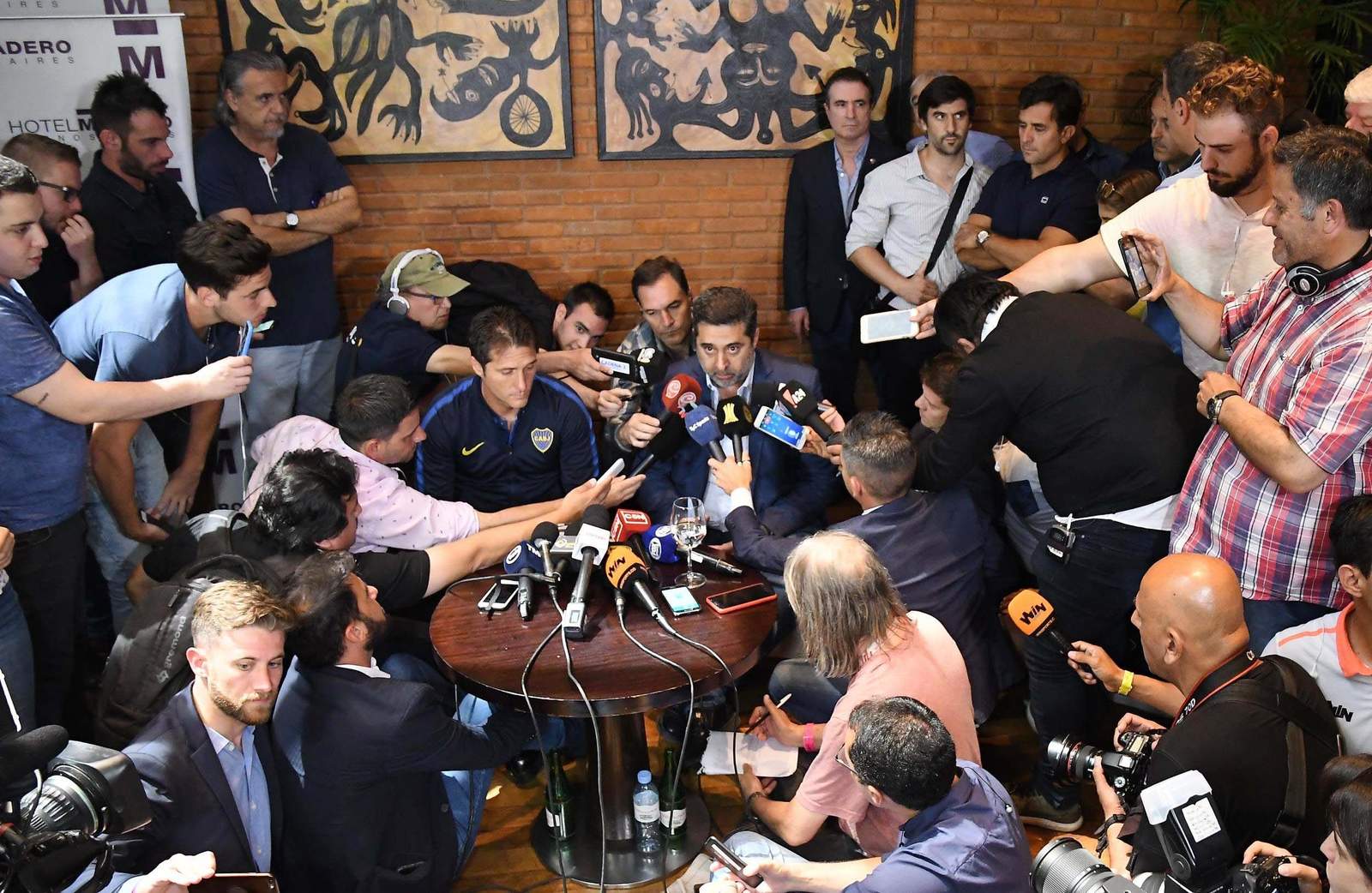 El presidente de Boca Juniors, Daniel Angelici (c-d), habla junto al entrenador, Guillermo Barros Schelotto (c-i), durante una rueda de prensa ayer. (EFE)