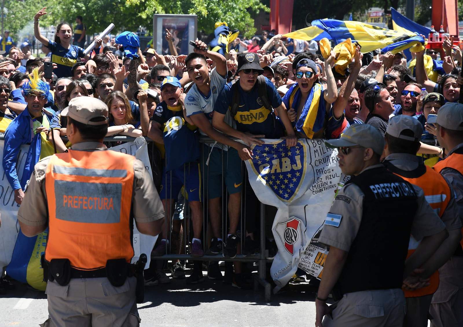 Integrantes de la prefectura argentina vigilan frente a aficionados de Boca Juniors, en Buenos Aires, Argentina. (EFE)