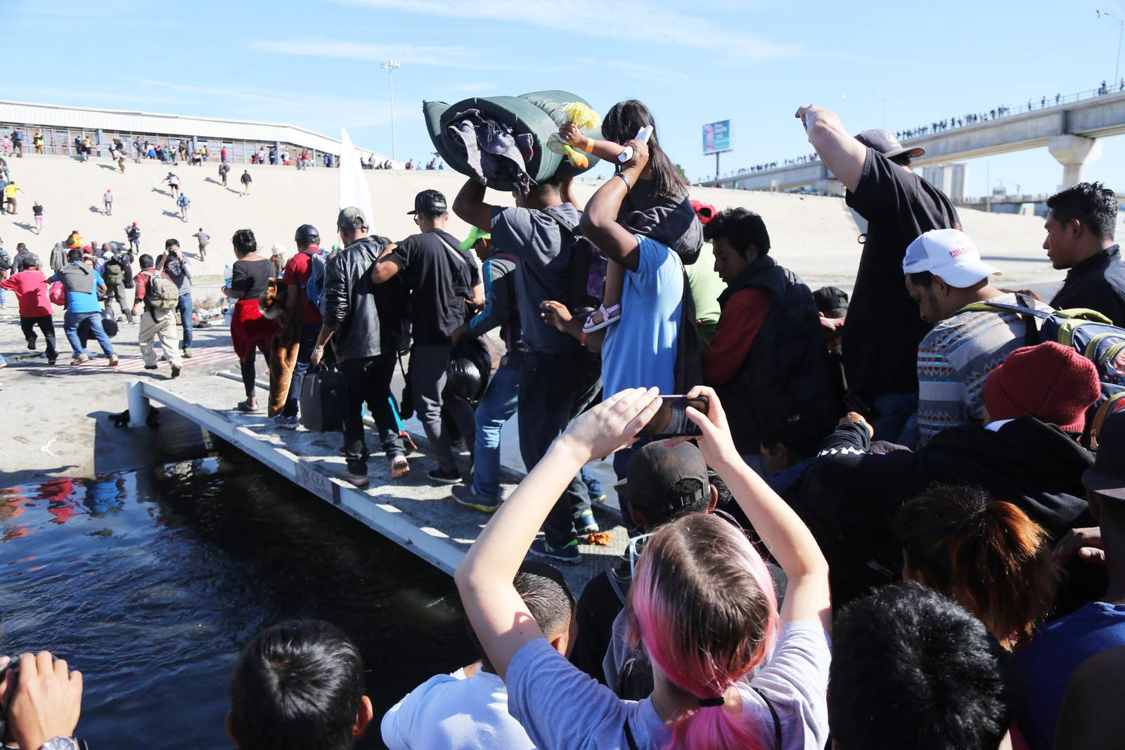 Las palabras de Trump se producen después de que centenares de migrantes, la mayoría centroamericanos, rompieran este domingo un cerco de la Policía Federal mexicana con el afán de llegar a la garita de El Chaparral, en la frontera de la mexicana Tijuana con San Ysidro (Estados Unidos). (ARCHIVO) 
