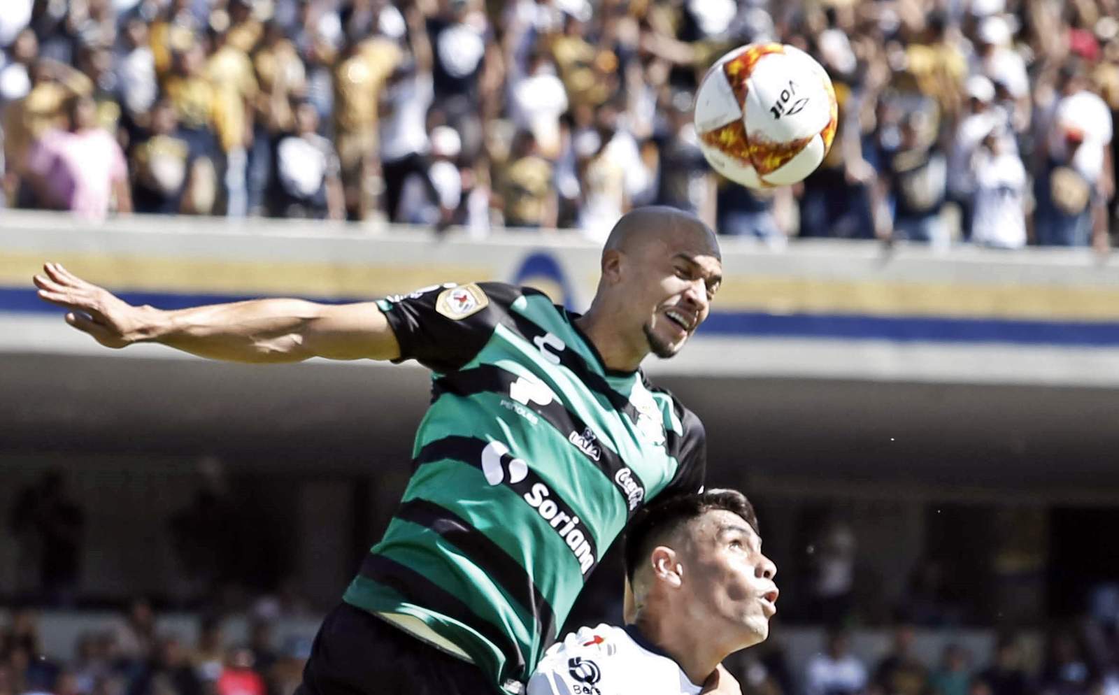 Villano. Matheus Dória metió un autogol que significó el empate entre Pumas y Santos.