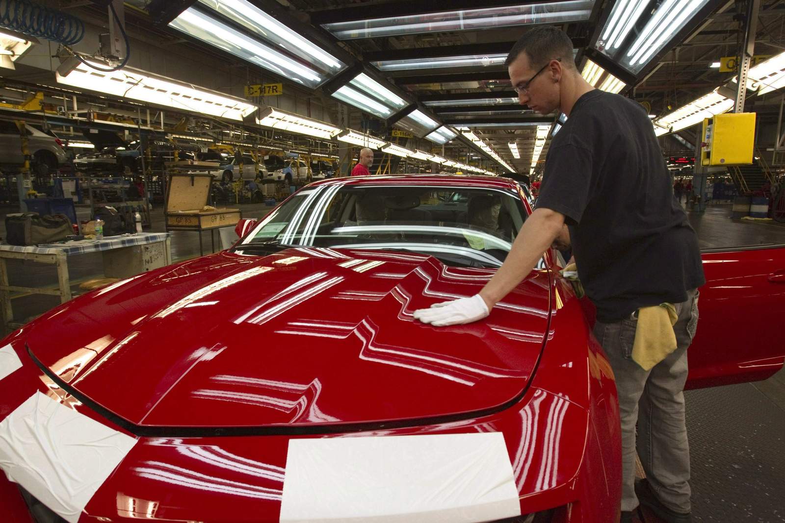 General Motors despedirá a 14,700 trabajadores fabriles y administrativos en América del Norte y estudiará el cierre de cinco plantas en un proceso de reestructuración para reducir costos y concentrarse más en los vehículos electrónicos y autónomos. (AP)