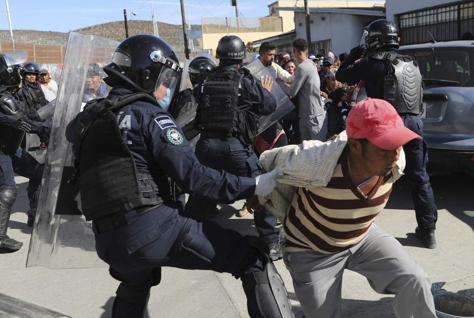 México deportó a 98 migrantes que presuntamente protagonizaron una trifulca al romper este domingo un cerco de la Policía Federal en la ciudad de Tijuana con el afán de cruzar la frontera con Estados Unidos, informó hoy el Instituto Nacional de Migración (INM). (AP)