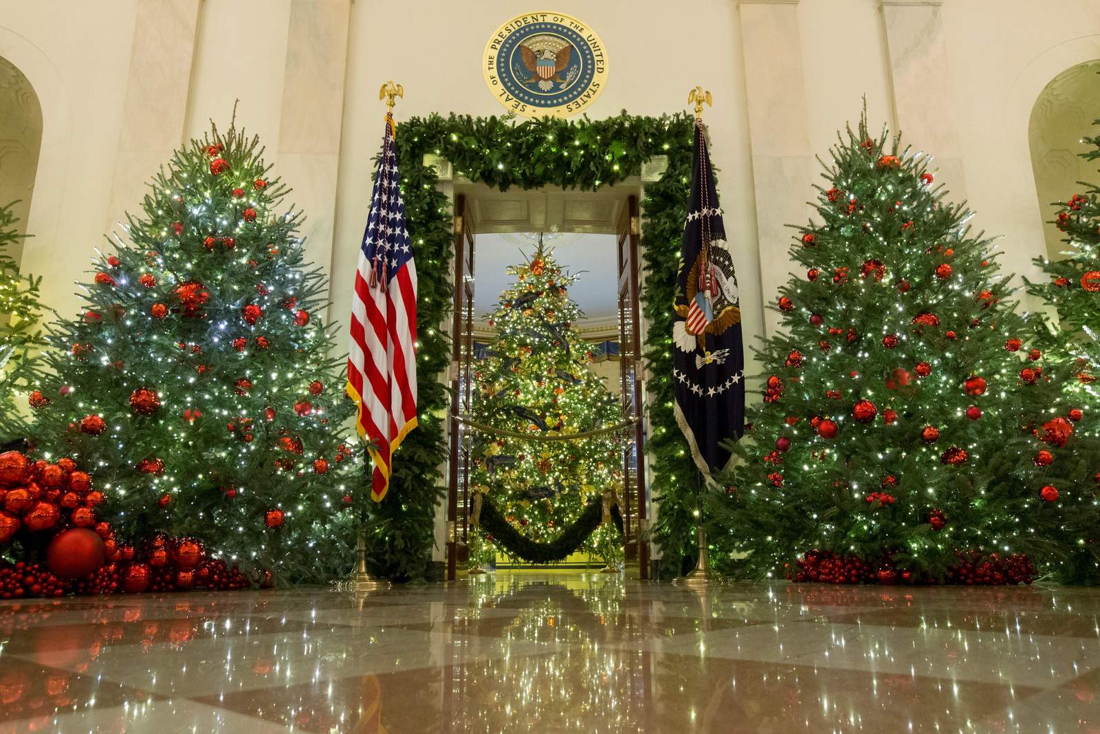 La residencia presidencial mantendrá esta escenografía a lo largo de diciembre para recibir a más de 30,000 visitantes en un centenar de recepciones y actividades. (EFE)