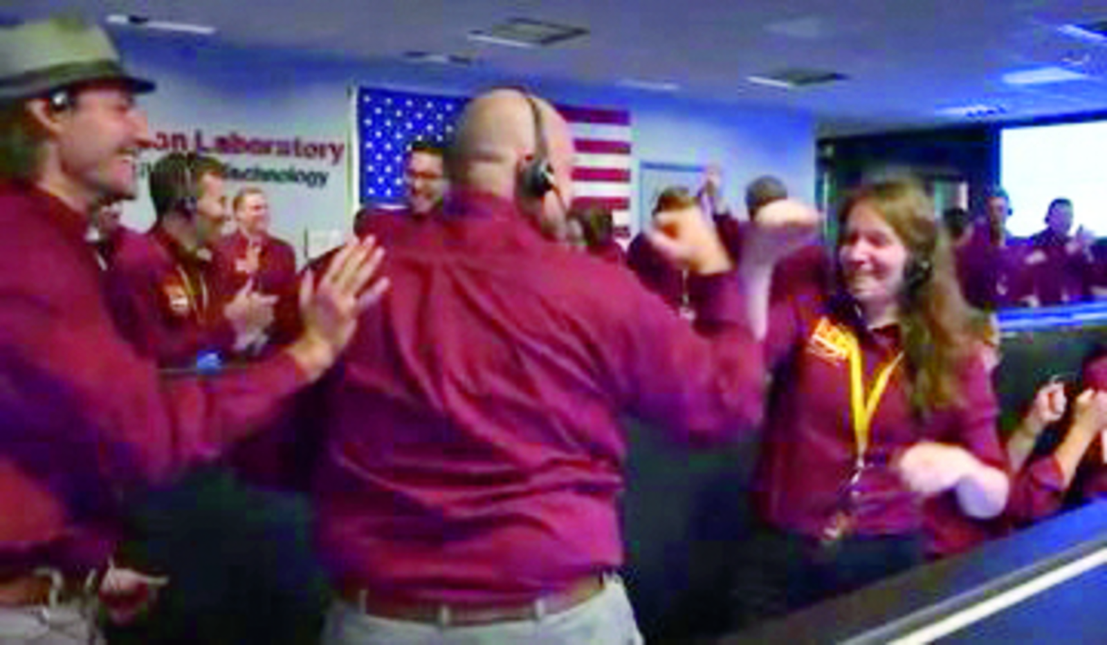 Rompe la red. Dos colaboradores del Laboratorio de Propulsión de la NASA celebraron el aterrizaje con un saludo que ya es viral.