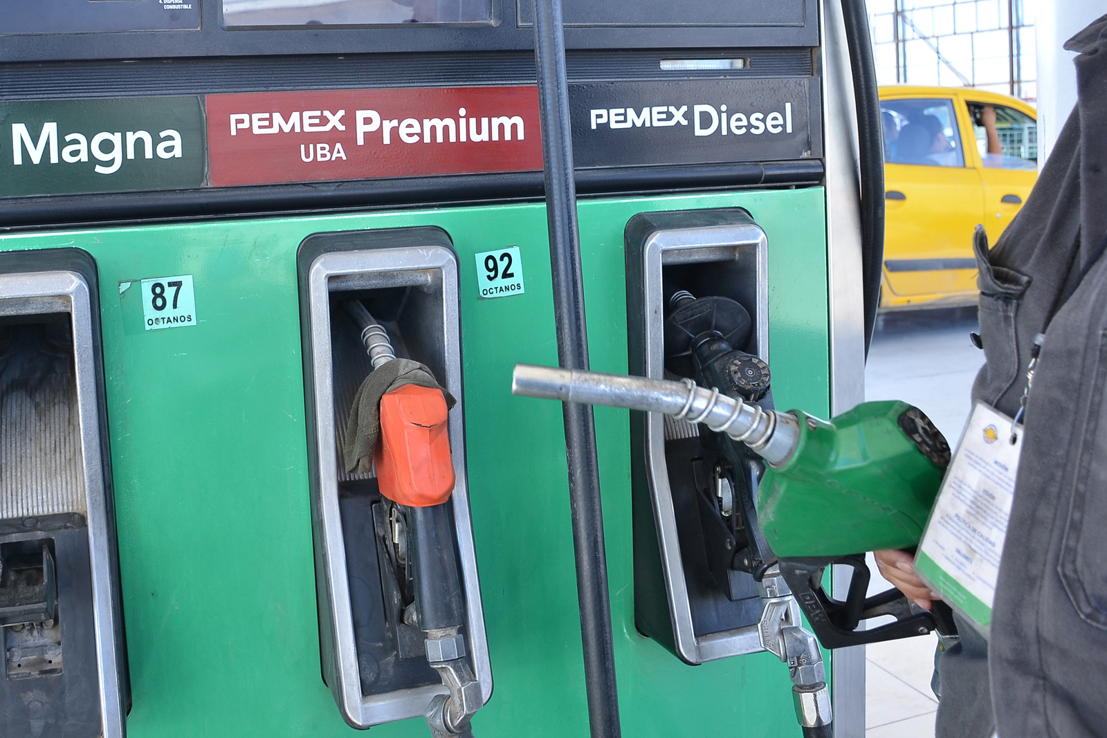 Critican eliminación del IEPS a gasolina