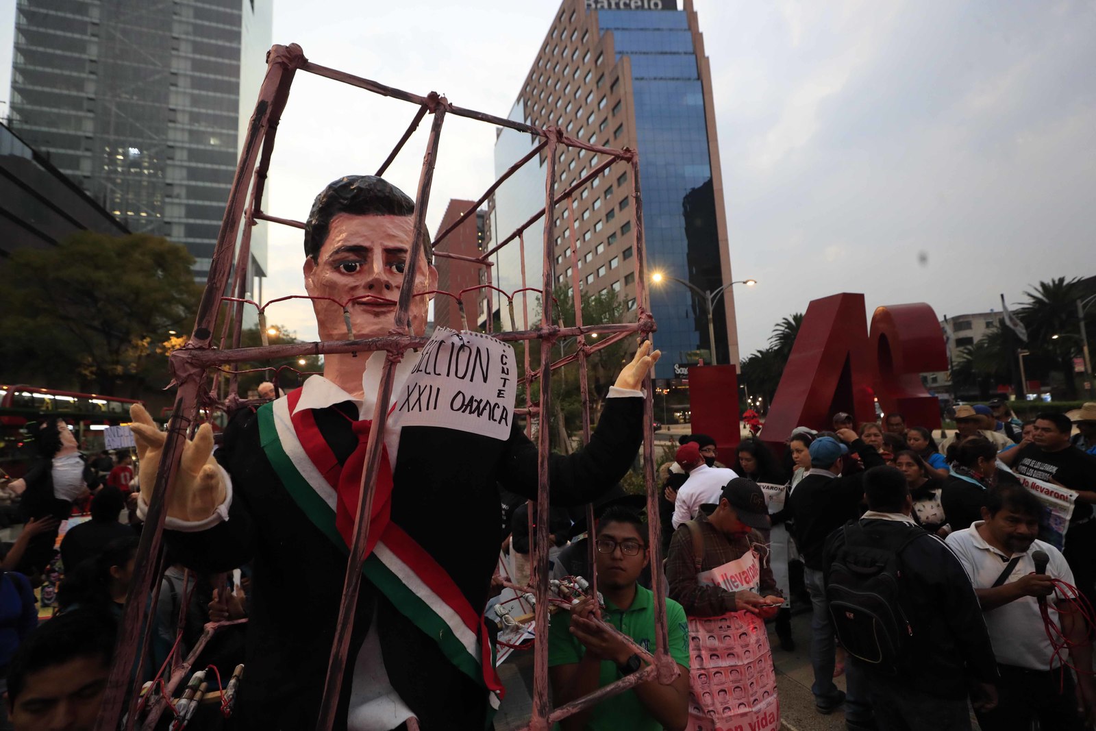 A 50 meses. La manifestación, en la Ciudad de México, fue encabezada por los padres de los 43 normalistas. (EL UNIVERSAL)