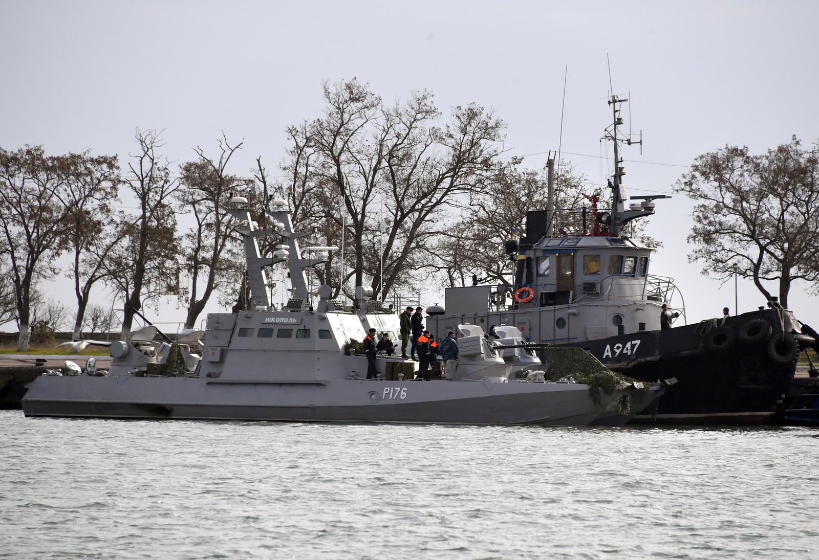 Detenidos. Un buque de guerra ucraniano y un remolcador permanecen en el puerto de Kerch tras ser capturados por guardacostas rusos en la península de Crimea. (EFE)