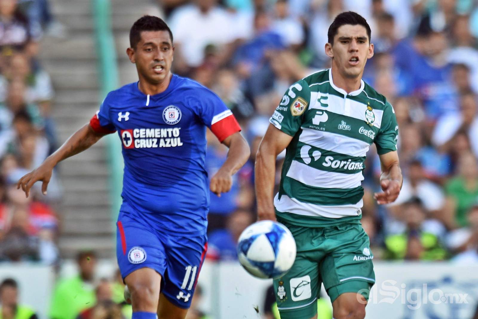 Cruz Azul y Santos Laguna lucen como los equipos favoritos a llegar a la final del futbol mexicano en su versión Apertura 2018. (ARCHIVO)