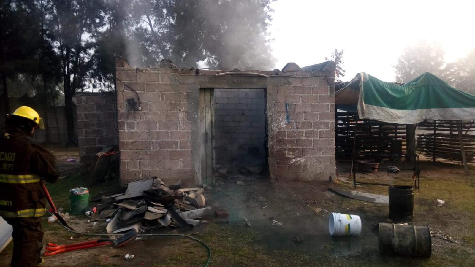 Elementos del Cuerpo de Bomberos en el Estado de México controlaron un incendio en un taller clandestino de pirotecnia en la zona de La Saucera, en el municipio de Tultepec, sin que se reportaran lesionados. (NOTIMEX)