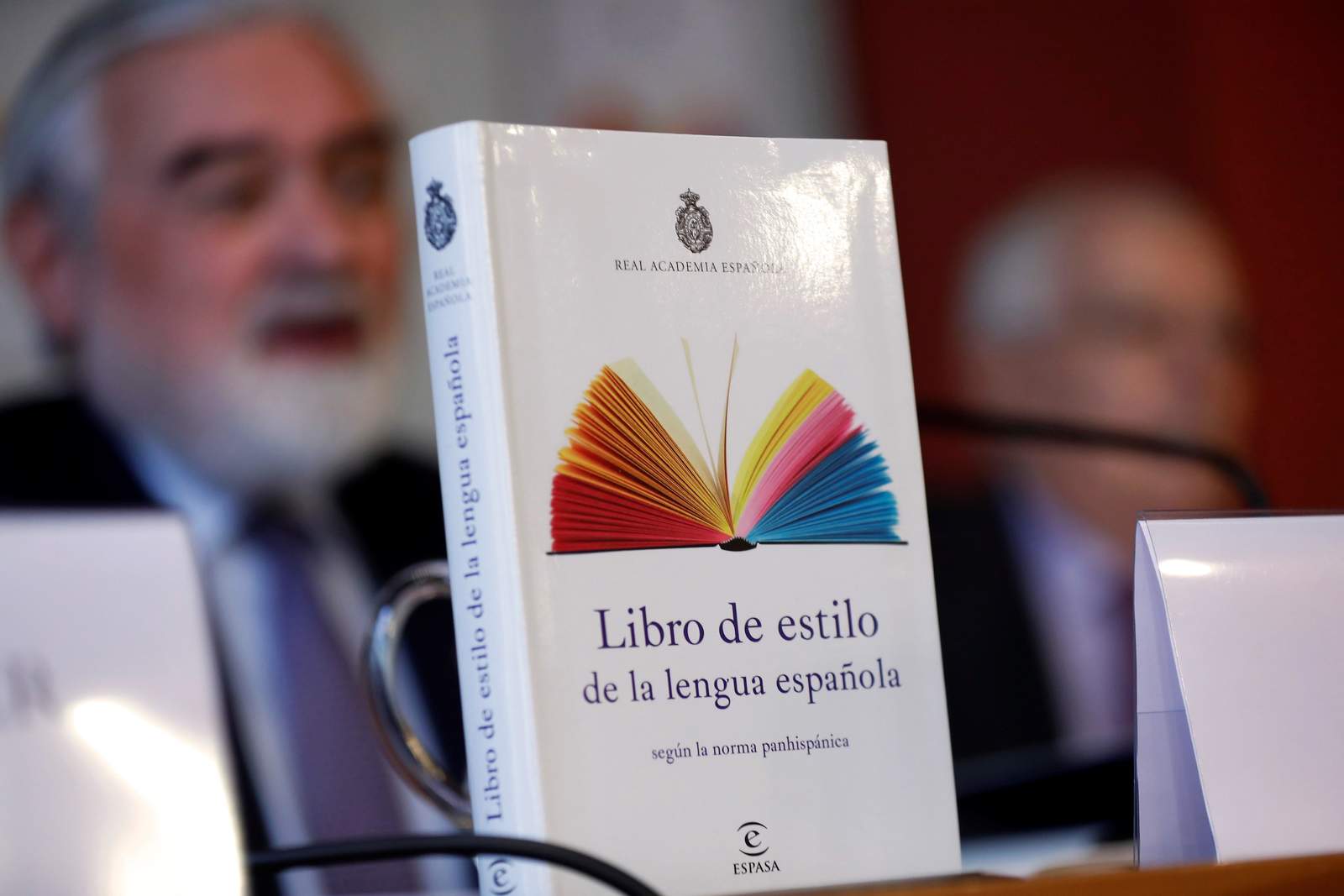 La Real Academia Española (RAE) y la Asociación de Academias de la Lengua Española (ASALE) presentaron ayer lunes un libro de estilo de la lengua española para solucionar dudas que tengan escritores digitales. (EFE)