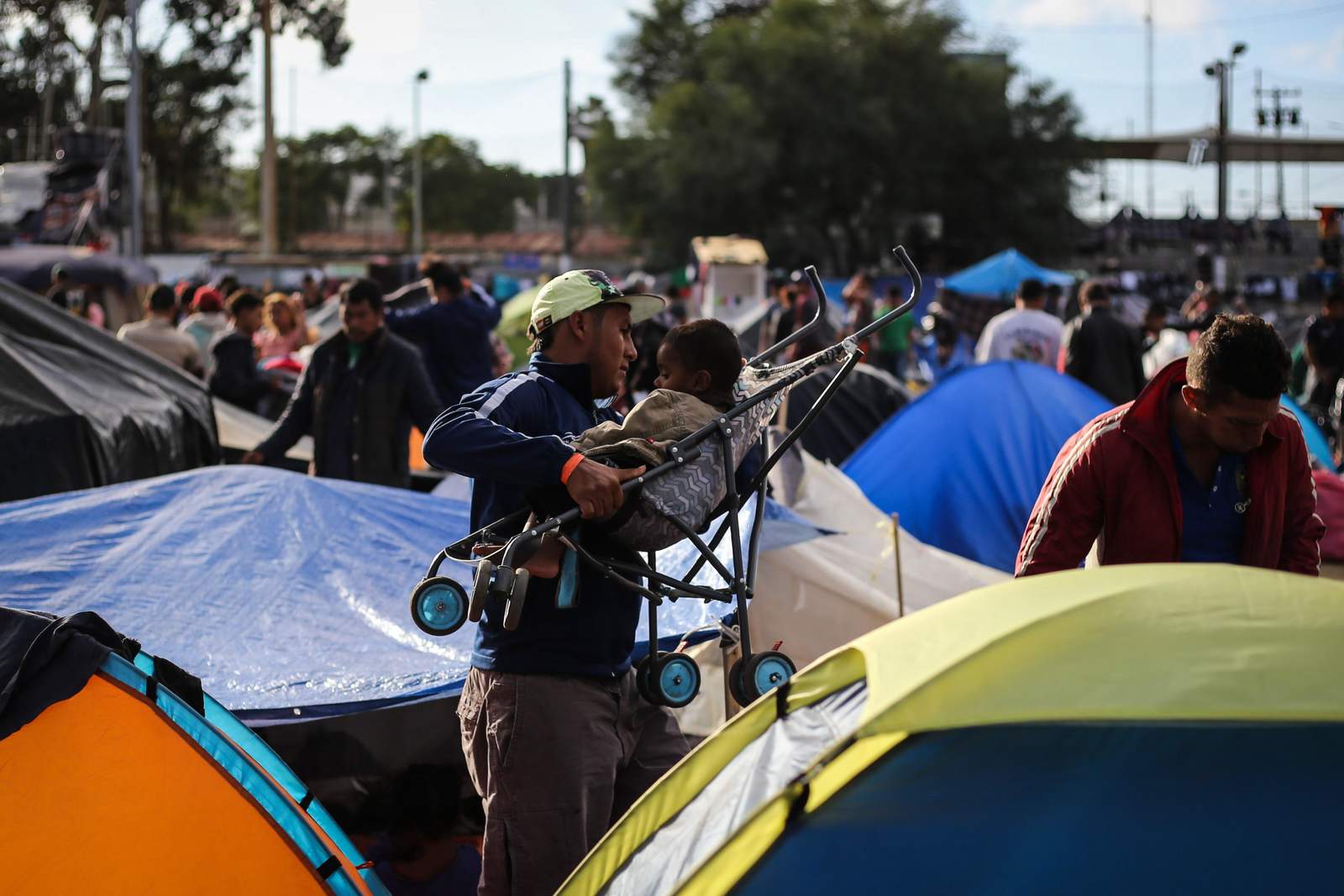  Amnistía Internacional denunció hoy que los migrantes centroamericanos que están en la ciudad fronteriza de Tijuana, en el norte de México, esperando poder entrar en Estados Unidos se encuentran en 'condiciones insalubres' con escasez de alimentos y agua. (EFE)