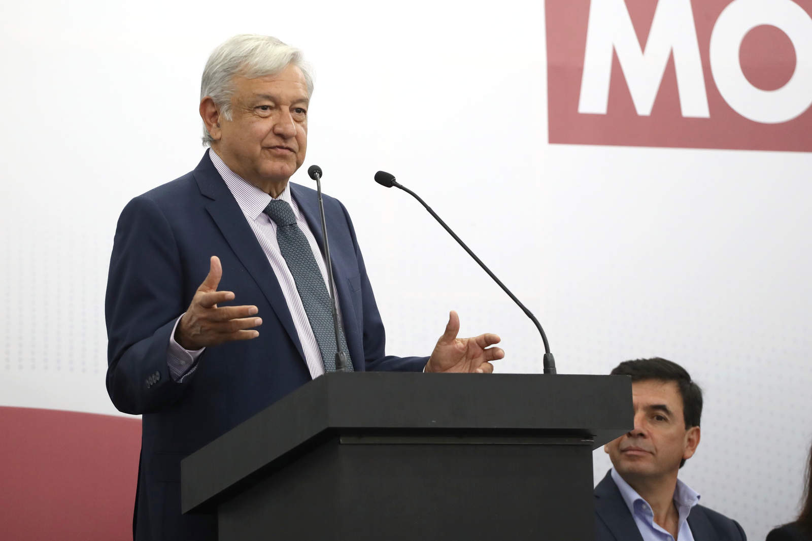 López Obrador afirmó que en su gobierno no habrá expropiaciones ni alza en impuestos, además de que respetará la autonomía del Banco de México. (ARCHIVO)