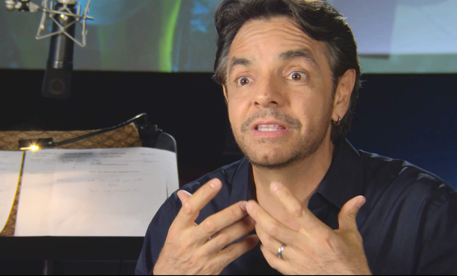 Tras compartir un pequeño discurso sobre la divertida historia, Derbez se dio tiempo para convivir con sus fans e invitándoles “palomitas de maíz color verde”. (ARCHIVO)