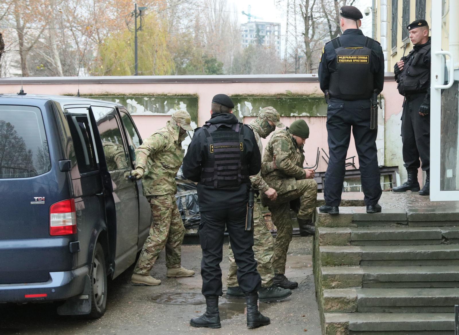 Proceso. Varios oficiales de la Armada ucraniana llegaron escoltados a un tribunal en Simferopol, Crimea. La Justicia rusa dictaminó ayer prisión preventiva hasta el próximo 25 de enero para el primero de los 24 marineros apresados el domingo en el mar Negro por guardacostas rusos. (EFE)