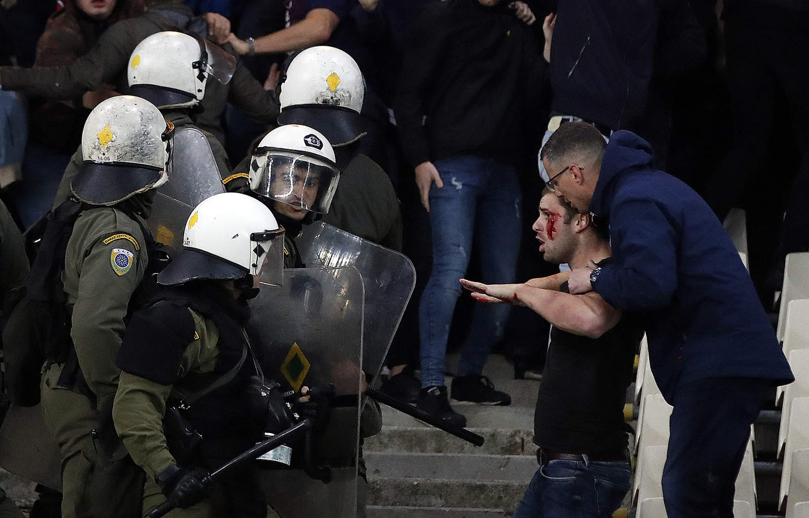 La policía local tuvo que intervenir en medio de la pelea entre hinchas del Ajax y del AEK Atenas.