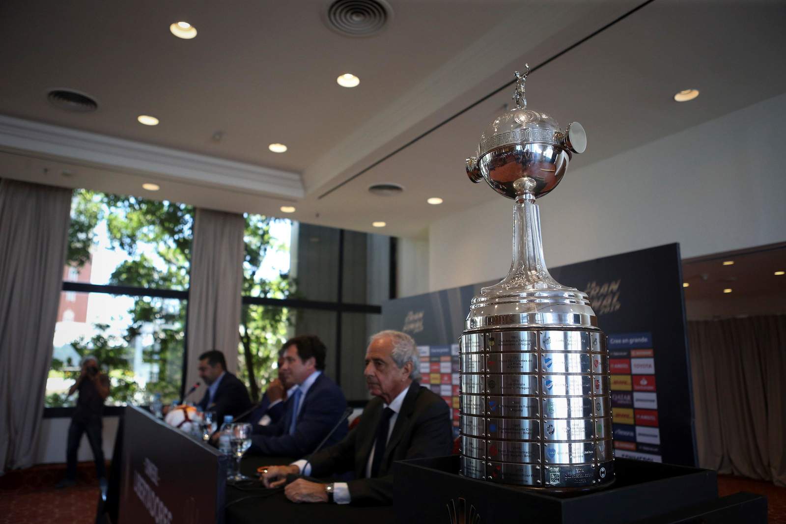 El título de la Copa Libertadores aún sigue en el aire tras el cambio de fecha y sede.
