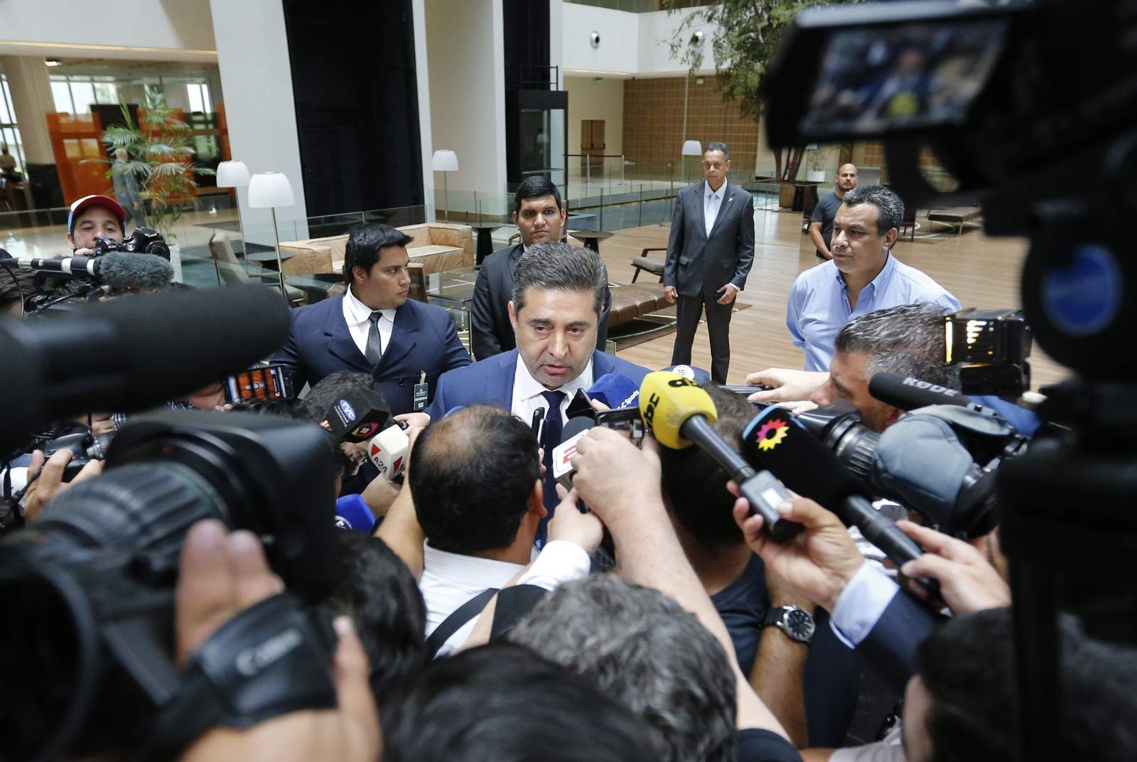El presidente de Boca Juniors, Daniel Angelici, responde preguntas de la prensa luego de una reunión privada en la sede de la Conmebol.