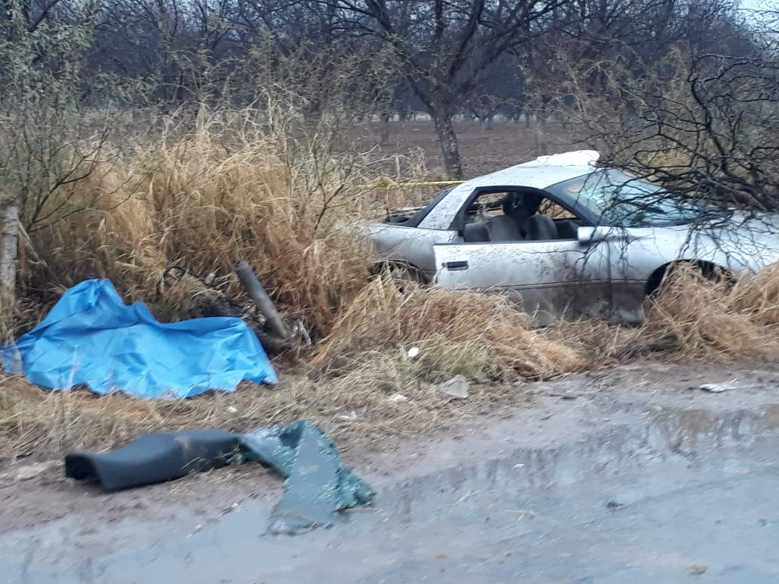 El vehículo deportivo terminó chocando con un árbol, lo que provocó un incendio en el área de motor. (EL SIGLO DE TORREÓN) 
