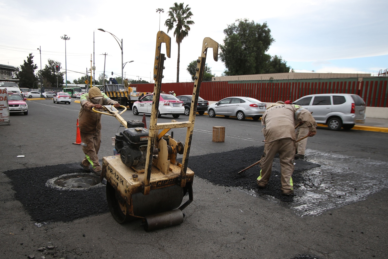 Labor. Trabajadores arreglaron las calles cercanas a San Lázaro. (EL UNIVERSAL)