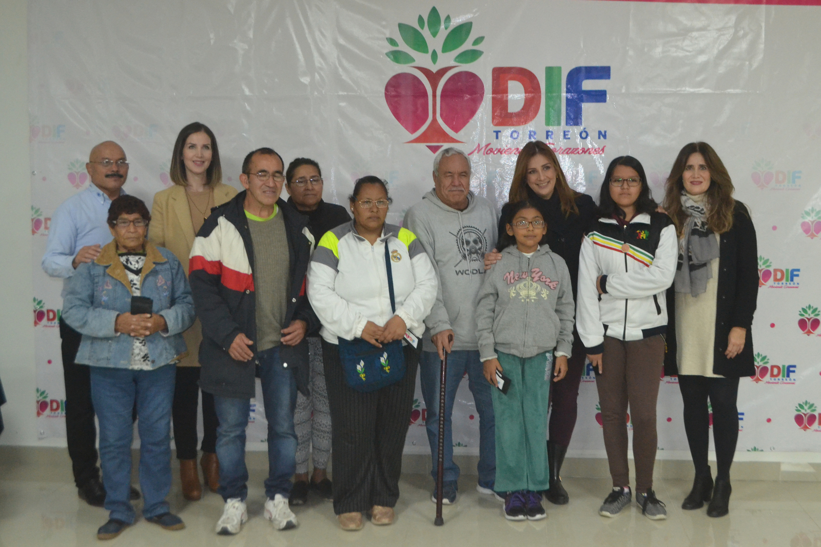 Actividad. La mañana de ayer se llevó a cabo la entrega de anteojos a un total de cien personas de la ciudad de Torreón. (ANGÉLICA SANDOVAL)