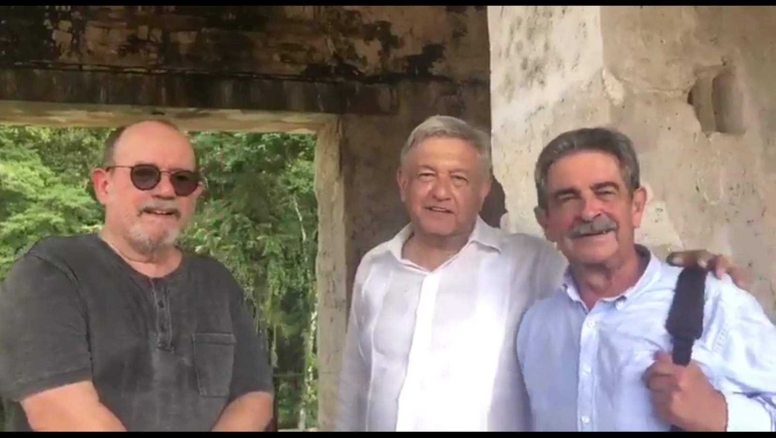 Anfitrión. Andrés Manuel López Obrador (Der.) visitó la zona arqueológica de Palenque con el cantante Silvio Rodríguez (Izq.). (ESPECIAL)