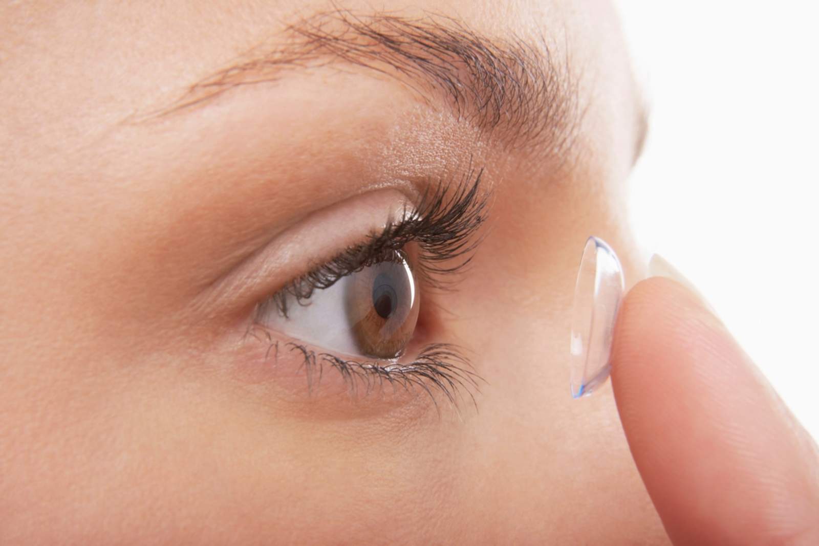 Los lentes de contacto corrigen errores refractivos como miopía, hipermetropía, astigmatismo y presbicia. (ARCHIVO)