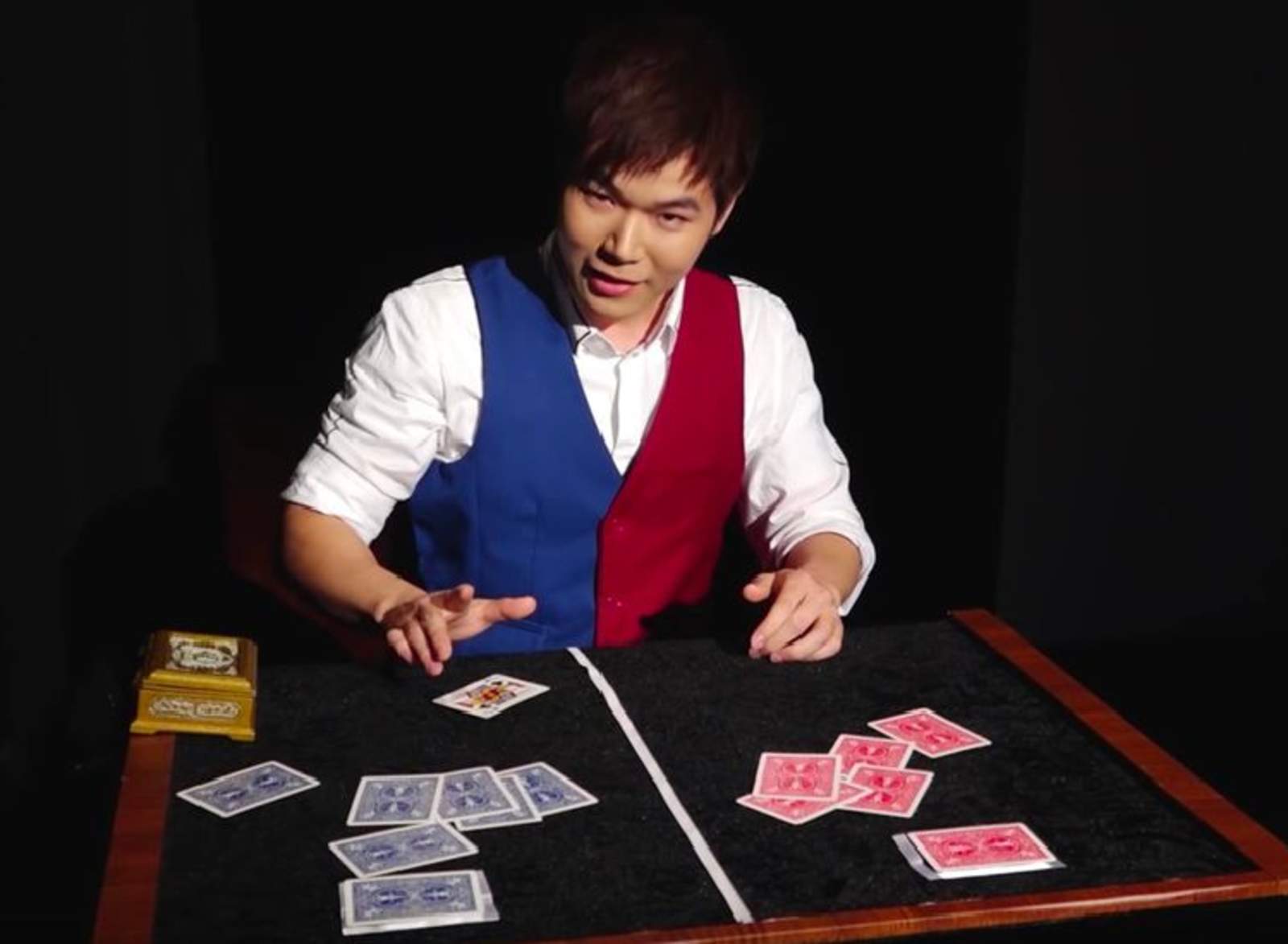 El mago ganó un reconocimiento por su truco, que mantiene a los internautas sorprendidos. (INTERNET)
