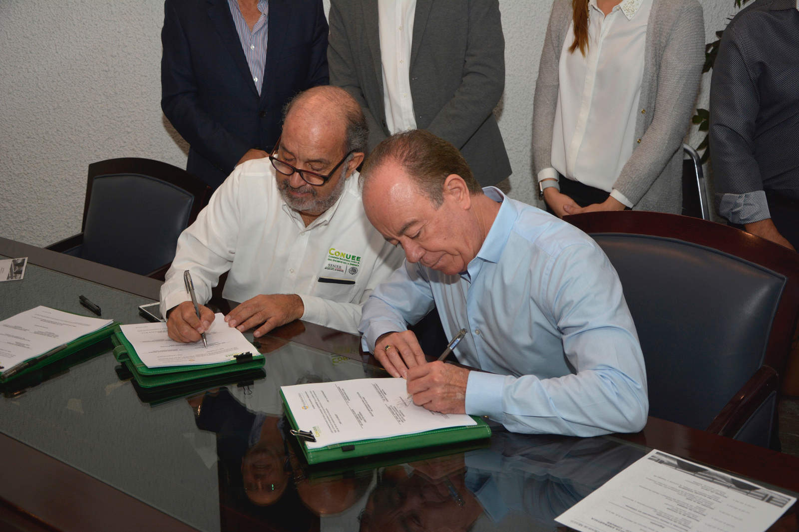 En la firma del convenio por parte del ingeniero Luis Zamudio Miechielsen, Director General y el ingeniero Odón de Buen, Director General de la Conuee en México. (EL SIGLO COAHUILA) 