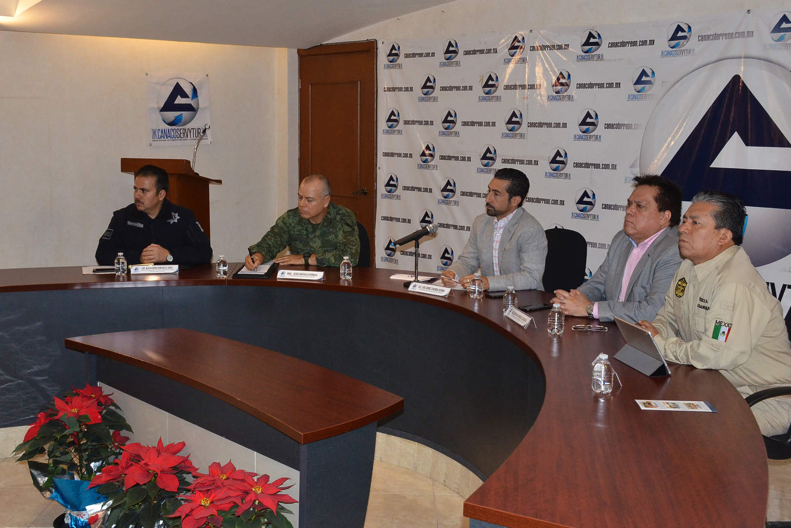 Representantes de las fuerzas de seguridad federales, estatales y municipales se reunieron el jueves en la Cámara Nacional de Comercio de Torreón con organizaciones empresariales para detallar el operativo 'Navidad Segura'. (ARCHIVO)