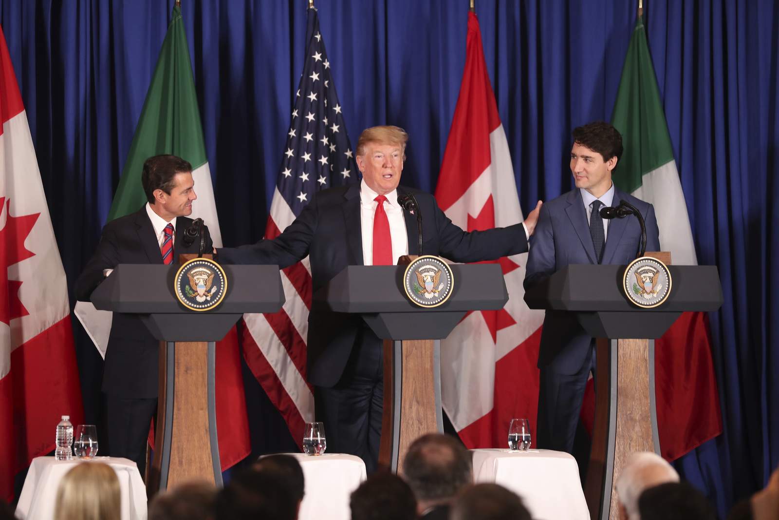 'Este es un acuerdo modélico que cambia para siempre el panorama comercial', afirmó Trump durante el acto de firma del tratado en Buenos Aires. (AP)