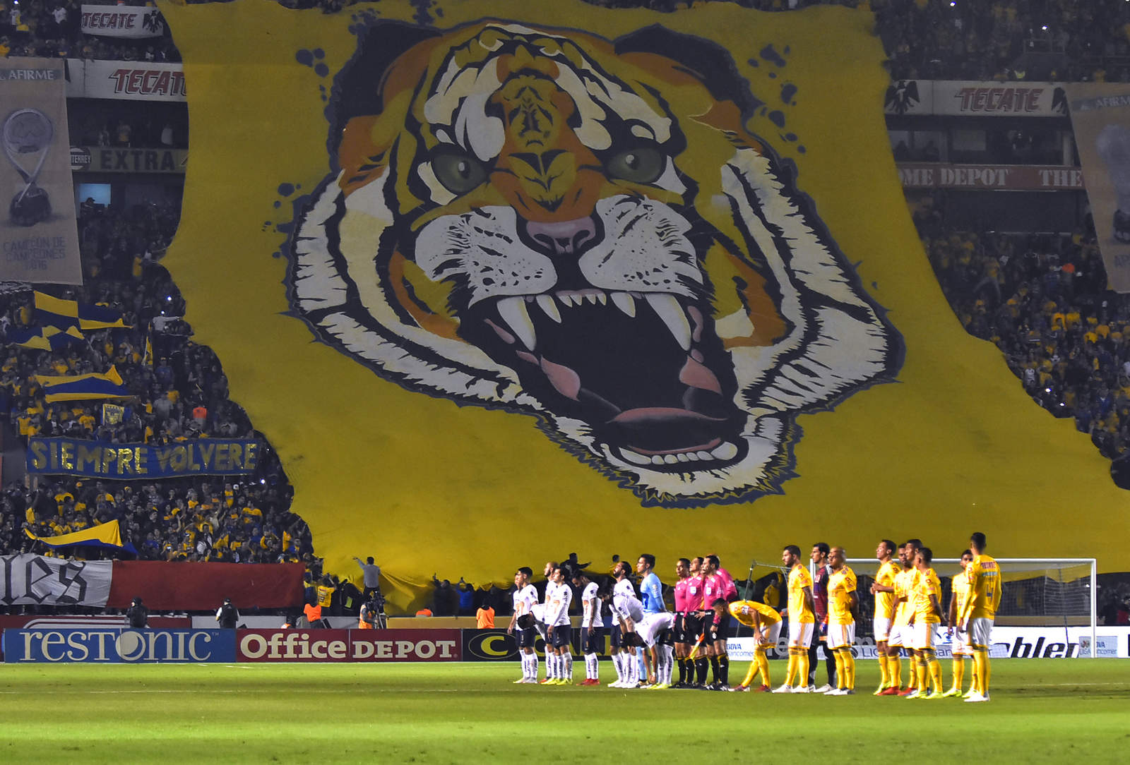 Los aficionados locales recibieron así a sus Tigres en la cancha del Estadio Universitario. (Jam Media)