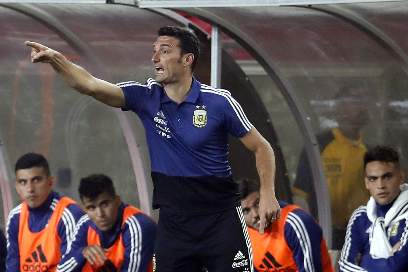 El técnico argentino Lionel Scaloni dando indicaciones durante un partido amistoso.