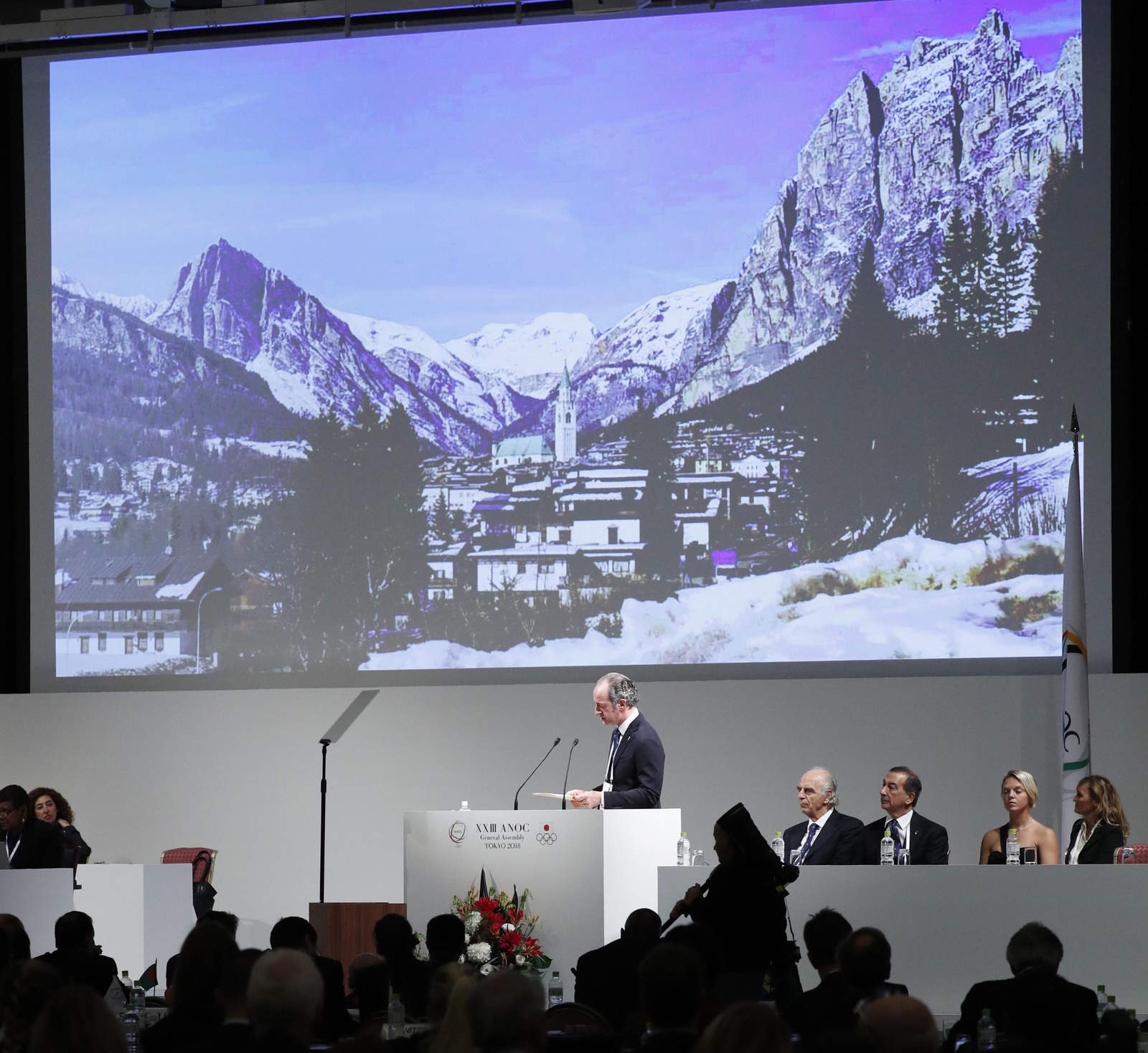 Un delegado de Italia presenta la candidatura de Milán-Cortina d’Ampezzo por la sede de los Juegos Olímpicos de Invierno de 2026. (AP)