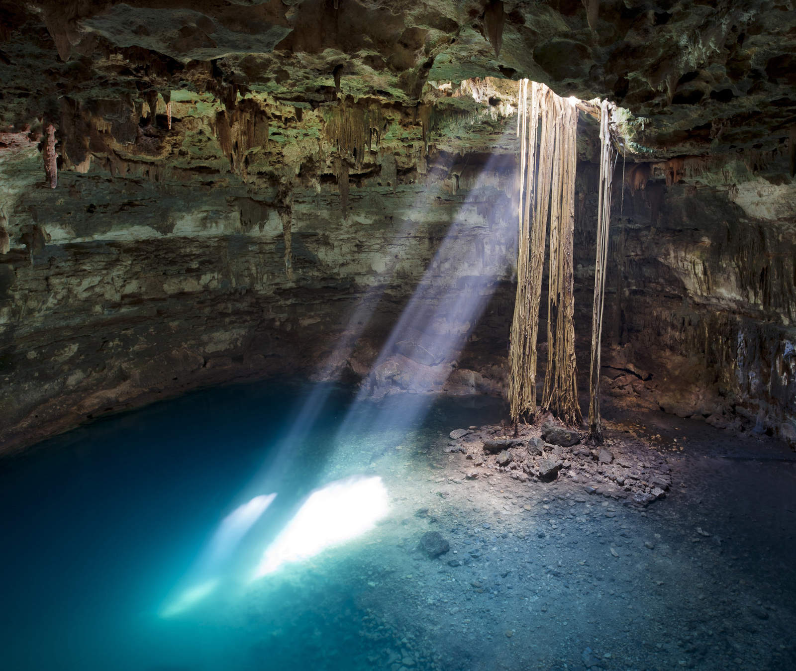 El proyecto de Tren Maya se enfrenta a otro obstáculo para su desarrollo: las características geológicas de los suelos de la península de Yucatán, que guardan en sus entrañas miles de kilómetros de sistemas de cuevas, galerías y cenotes. (EFE)