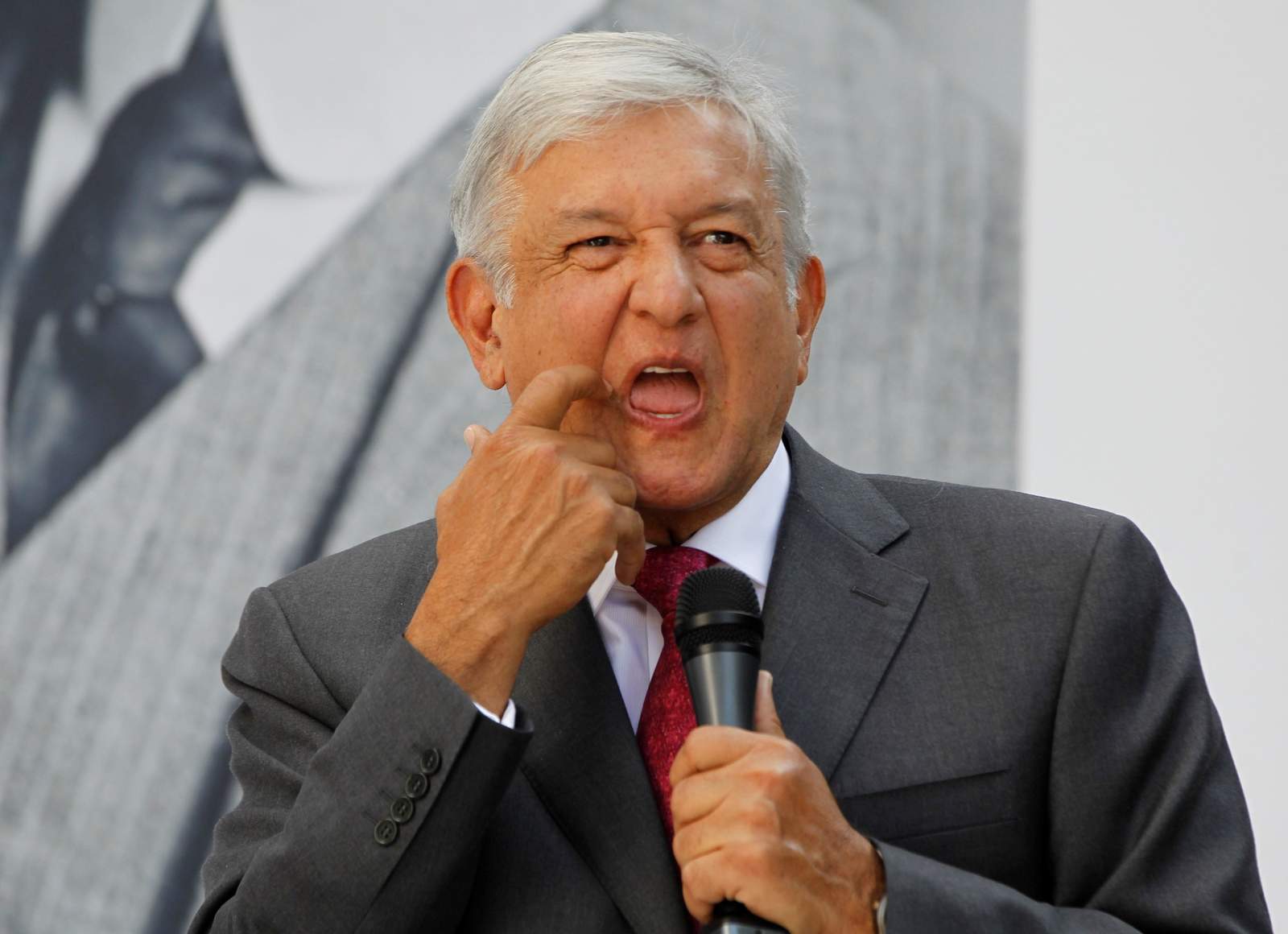 López Obrador, dijo que le daba mucho gusto estar en su tierra, en su agua, un día antes de la toma de posesión en la Cámara de Diputados Federal. (ARCHIVO)