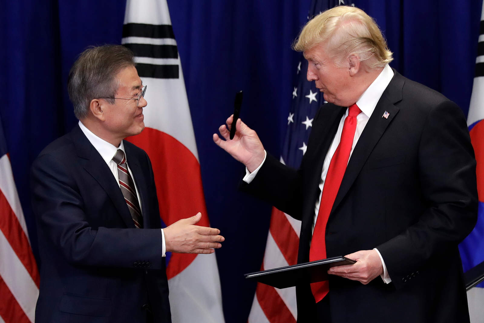 Trump se reunió por separado con el presidente surcoreano, Moon Jae-in, y con el primer ministro japonés, Shinzo Abe, durante la cumbre de líderes del G20 que se celebra en Buenos Aires. (AP)