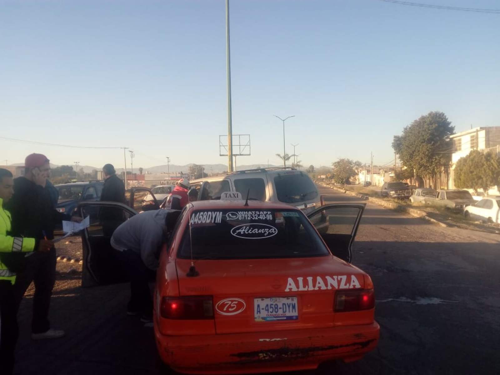 En el choque participaron el conductor de una camioneta de la marca Ford, color arena y el operador de un auto en color naranja empleado como taxi de la base Alianza. (ARCHIVO)