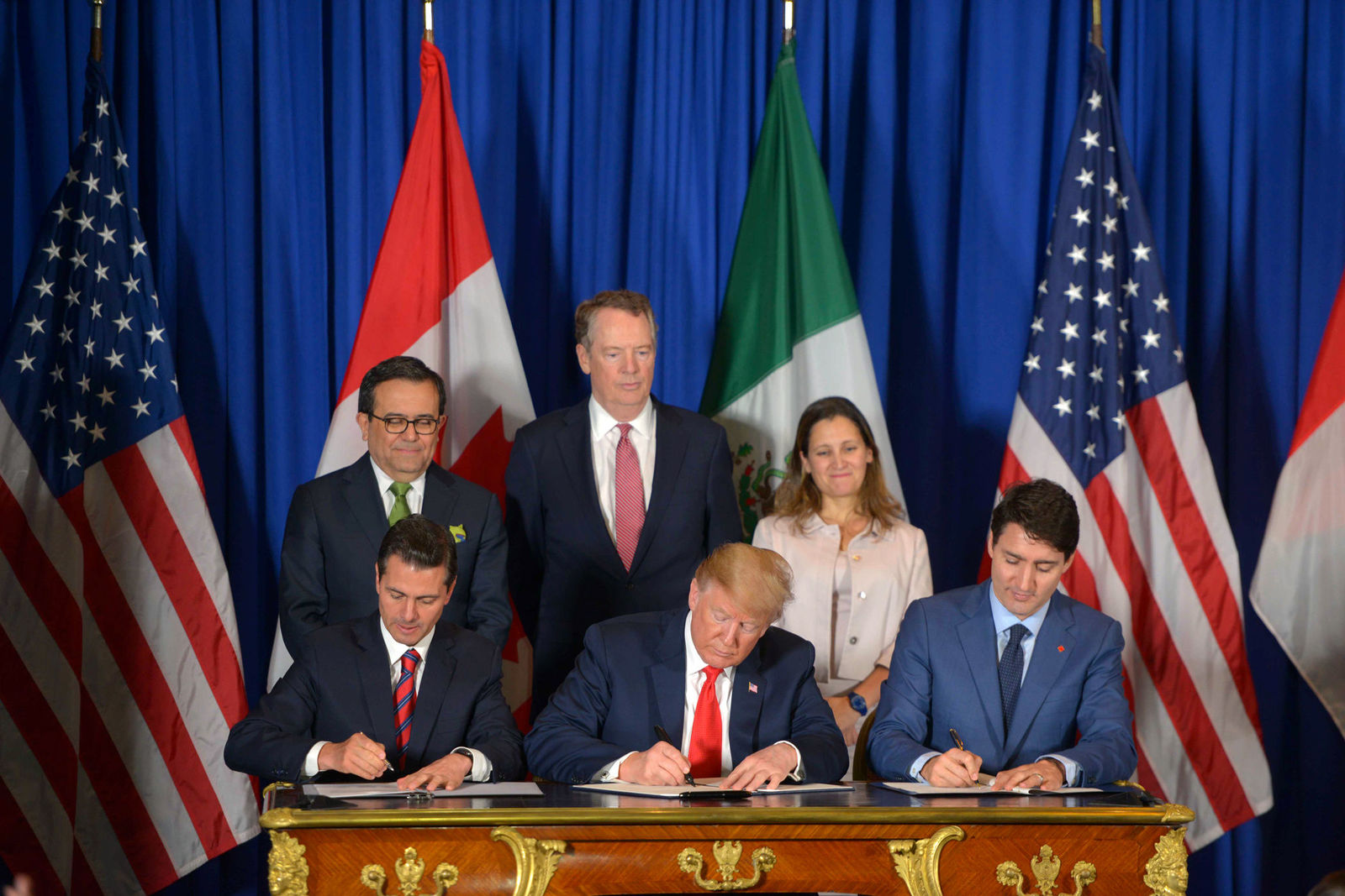 Nuevo. En la imagen se observa a Peña, Trump y Trudeau firmando el nuevo tratado.