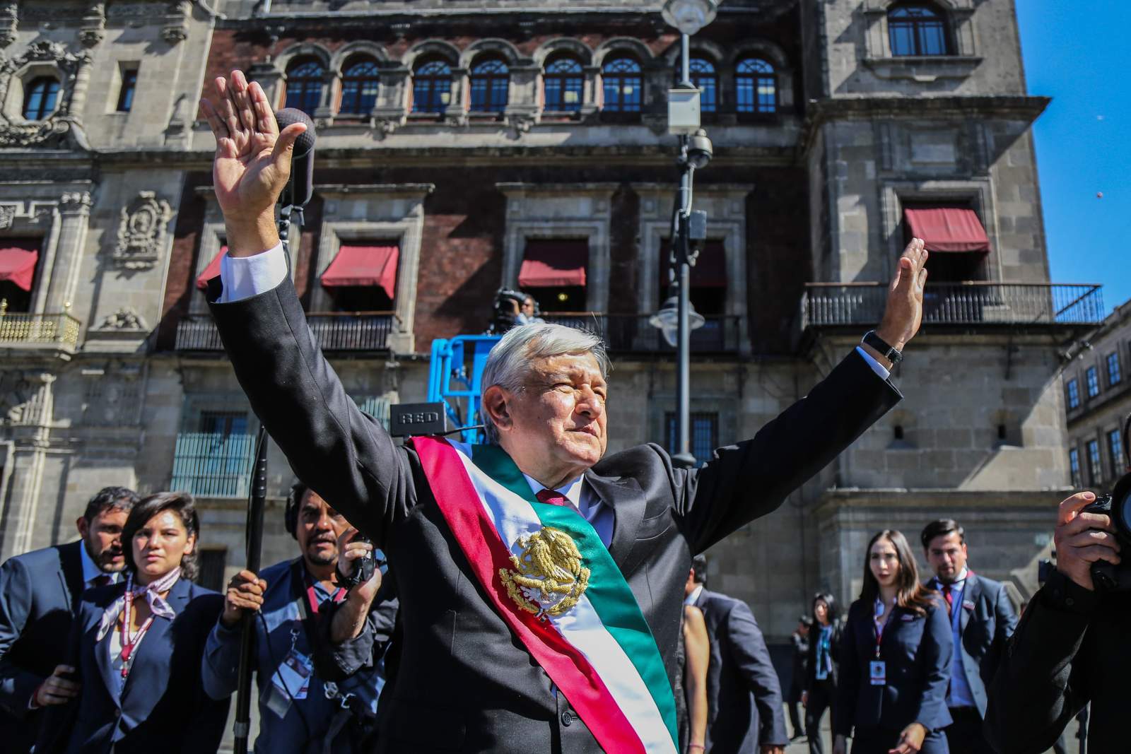 López Obrador ingresó al Palacio Nacional acompañado de su esposa. (EFE) 