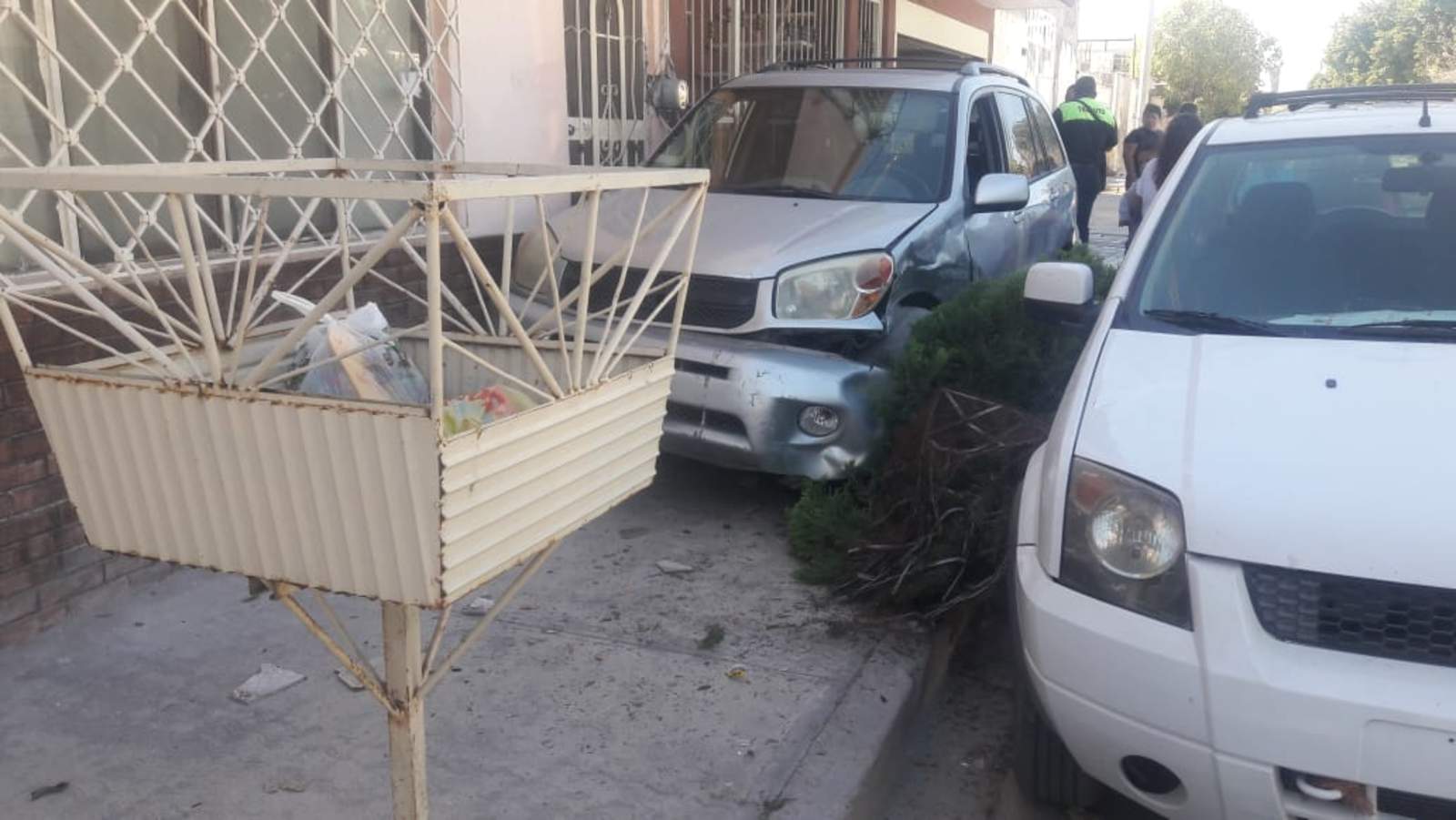 El accidente ocurrió alrededor de las 12:20 de la tarde del sábado, en calle Azucenas y prolongación Morelos, de la colonia El Refugio, de Gómez Palacio. (EL SIGLO DE TORREÓN) 
