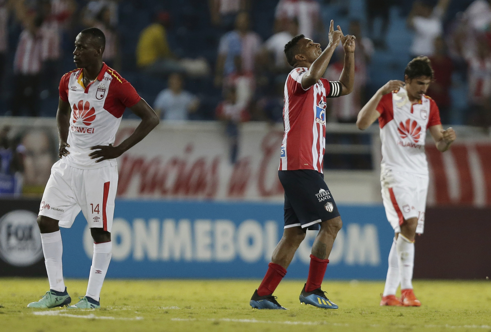 Luis Narváez, del Atlético Junior, festeja el triunfo sobre Santa Fe, en un duelo correspondiente a la semifinal de la Copa Sudamericana.