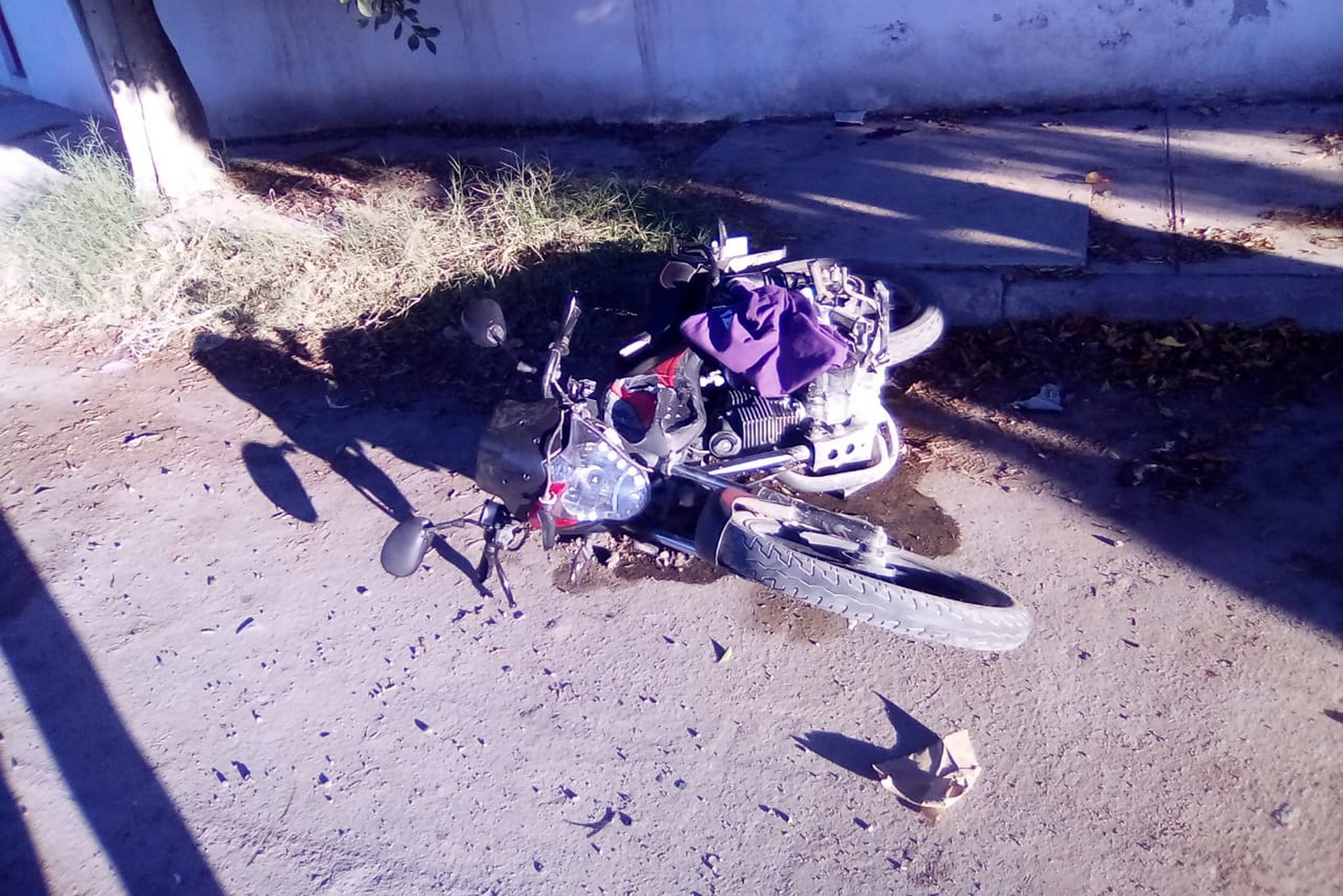 Accidente. La motocicleta se llevó la peor parte luego del accidente vial.