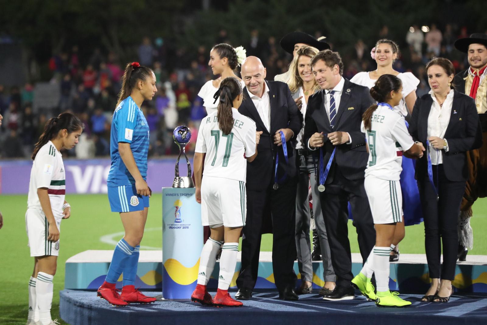 El presidente de la FIFA, Gianni Infantino (c), felicita a las jugadoras de México por el subcampeonato. (EFE)